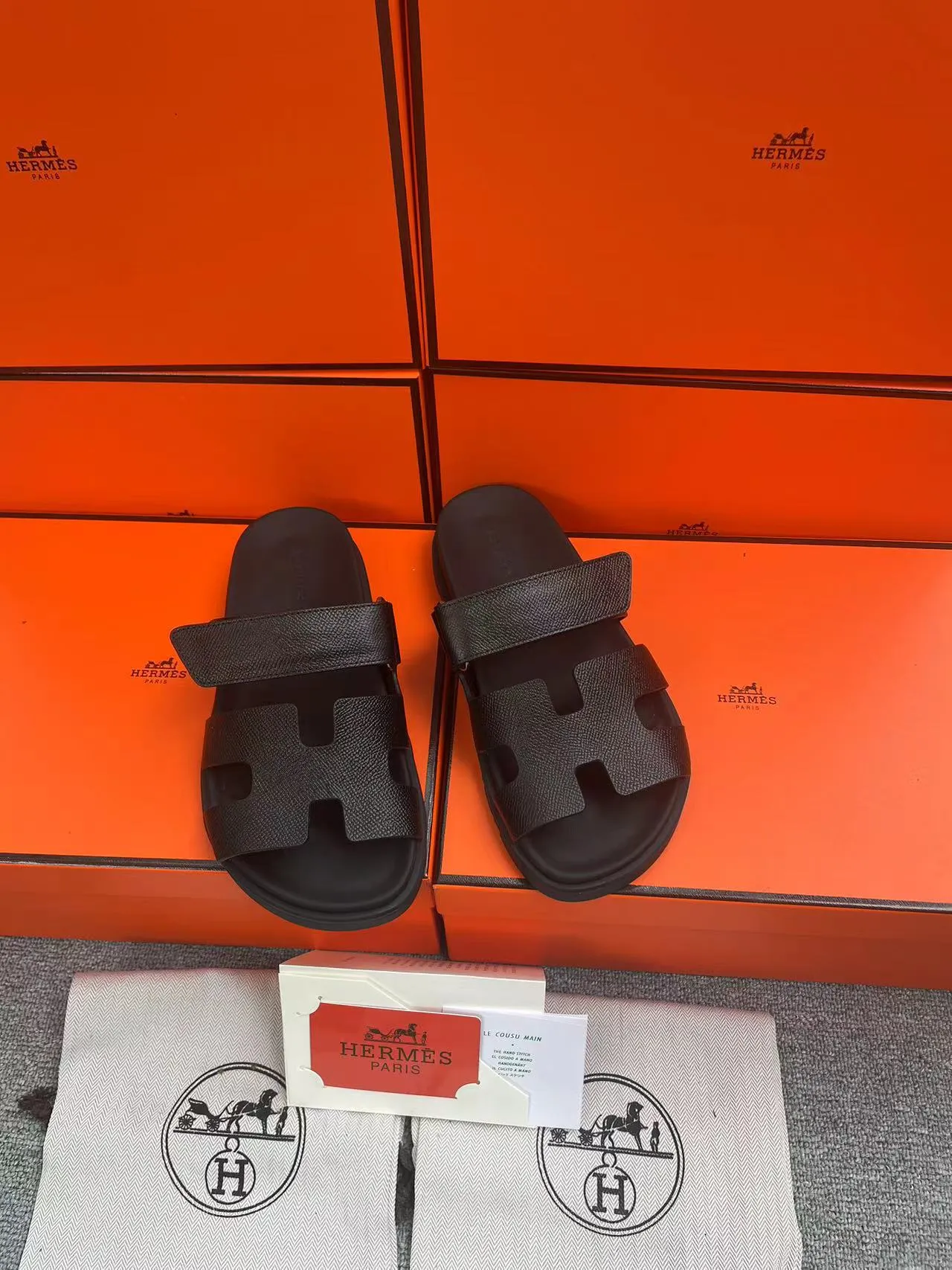 👟👟Ex-factory price 480👟👟, H HERMES is the same style for men and women, the couple's second uncle shoes that have become very popular recently - sandals, paired with various colorful socks, very trendy ✅Upper: imported mixed sheepskin and deerskin ✅Inner: imported mixed sheepskin ✅Outsole: Tpu non-slip and wear-resistant outsole ✅Size: women's 35-42. Male 38-46